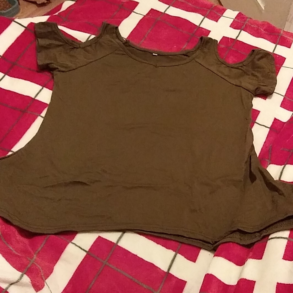 Thsirt w/shoulder cutouts